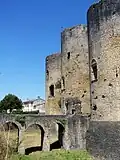 Façade sud, les douves.
