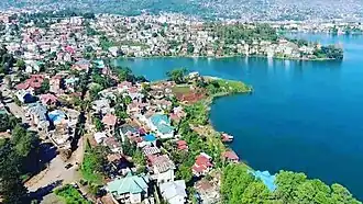 Bukavu, avec vue sur la péninsule la botte sur le lac Kivu ;