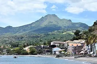 Vue de la montagne Pelée avec la ville de Saint-Pierre au premier plan.
