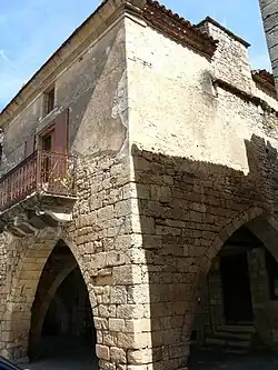 Maison sur arcades.
