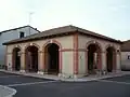 La halle en face de l'église (octobre 2015)