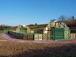 Terrain multisport et sa clôture métal-bois ; Villemanoche (janvier 2018).