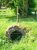 Pompe et fontaine couverte à Noël-St-Martin.