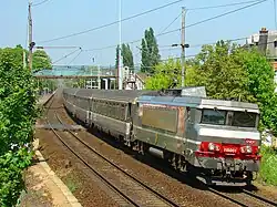 La BB 15051 en têted'une rame Corail.