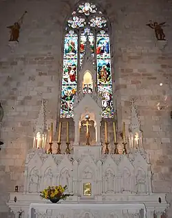Le maître-autel .
