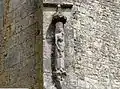 Statue de la Vierge à l'Enfant, à l'extérieur.