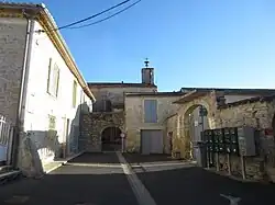 La place du porche.