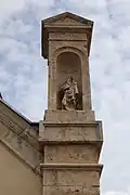 Statue de saint au faîtage de l'église