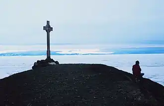 Croix celtique en bois devant la banquise.