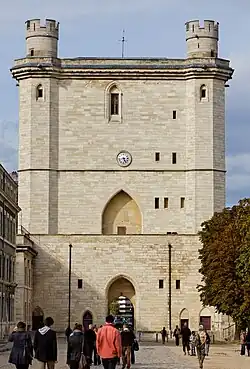 L'entrée nord (tour du Village).
