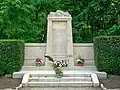 Le monument aux morts de la Première Guerre mondiale, face à la mairie.