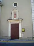 Portail de l'église portant la trace de l'inondation du 22 septembre 1992.