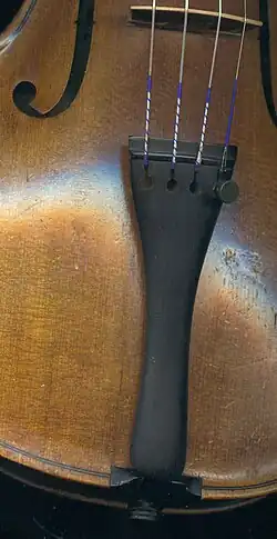Cordier d'un violon : seule la corde de mi a un tendeur.