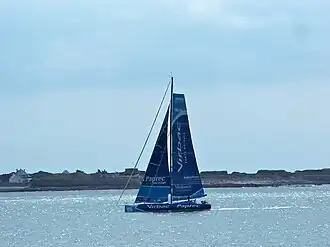 Virbac Paprec 3 dans la passe de l'Ouest entre Lorient et l'île de Groix le 21 juillet 2011