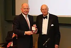 David Montgomery 2e vicomte Montgomery d'Alamein, (à droite), recevant la médaille Canning de William Hague en 2013
