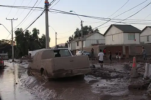 Rue ensevelie sous la boue.