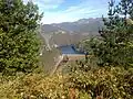 Vue panoramique du lac de barrage d'Arbón.