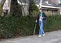 Personne malvoyante marchant avec une canne de signalement