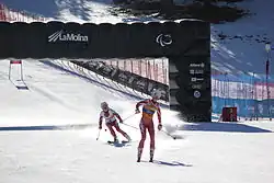Deux skieuses venant d efranchir la ligne d'arrivée.