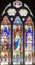 Vitrail du transept (Est). Au centre, le Cœur immaculé de Marie.