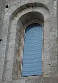 Détail d'un vitrail du chœur réalisé en 2002 par Robert Morris