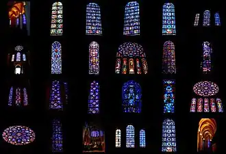Vitraux et nefs.