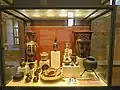 Vitrine consacrée au monde féminin. Monte Sannace zone basse tombe 2-1957, moitié du IVe siècle av. J.-C. Musée archéologique national de Gioia del Colle.