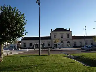 Photographie de la façade de la gare SNCF de Vitry-le-François et de son parking.