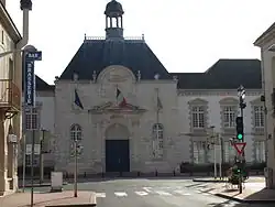 Photographie de la façade de l'hôtel de ville, aménagé dans l'ancien couvent des récollets de style classique datant du XVIIe&nbsp;siècle« Couvent des Récollets (ancien) », notice no&nbsp;PA00078910, sur la plateforme ouverte du patrimoine, base Mérimée, ministère français de la Culture.