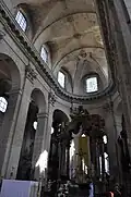 Le chœur et le maître-autel.
