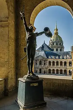 La statue Vive l'Empereur.