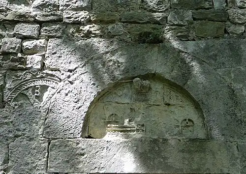 Tympan du XIe&nbsp;siècle de la porte latérale et morceau de chancel du IXe&nbsp;siècle en remploi.