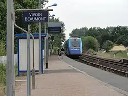 Un train TER à quai, direction Le Mans.