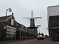Flardingue, vue sur la rue avec le moulin Aéolus