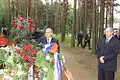 Visite de Vladimir Poutine et Alexandre Loukachenko, le 1er juin 2001. Le président Poutine fleurit la tombe des acteurs Nikolaï Yeriomenko, père et fils.