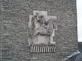 Bas-relief : Élève-cadet (Ordensjunker) à la porte principale, de Willy Meller.