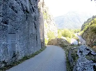 La voie romaine du défilé de Dingy avec la plaque latine gravée dans la falaise de la montagne de Lachat sur la gauche avec le Fier en contrebas et sur l'autre rive la route départementale 16.