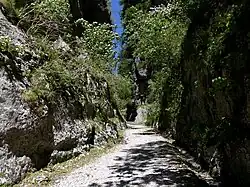 La voie sarde entre les deux grottes.