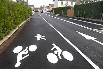 Voie verte de la Seine dans une rue secondaire en périphérie.