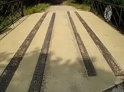 Vestige des voies au pont sur la RD 17.