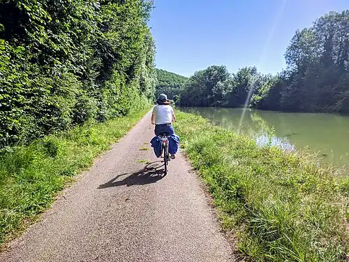 Voie verte longeant le canal de Bourgogne