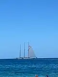 Voilier devant la plage de Leroux