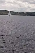 Voilier sur le lac des Settons