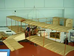 Reconstitution du Voisin-Farman 1908, l'avion ayant fait le 1er km en circuit fermé.