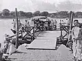 Voiture passant le gué d'un fleuve lors du raid Dehli-Bombay;