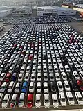 Voitures en attente de chargement dans le port de Vigo en Espagne