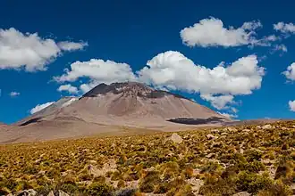 Vue du volcan Aucanquilcha depuis le nord-ouest.