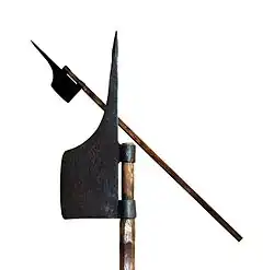 Hallebarde primitive, du type utilisé par les Suisses a l'époque.