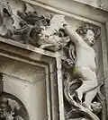 Angle supérieur droite de la porte de droite (vouivre et vigneron).