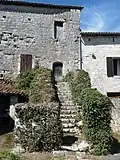 Logis, au sud-est de l'église
